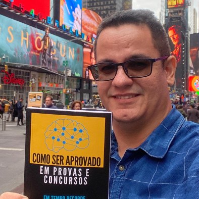 Júlison Oliveira segurando seu livro